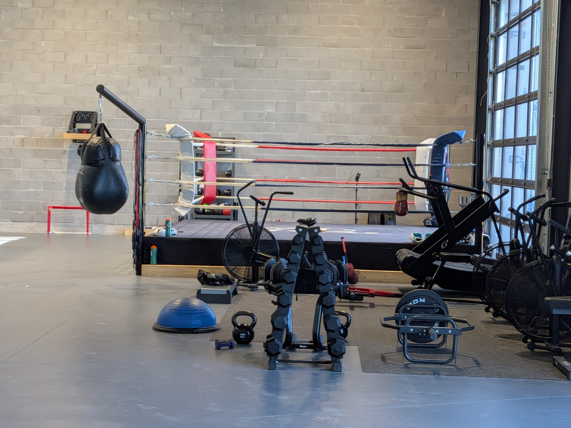 Ring de boxe et équipement de conditionnement physique